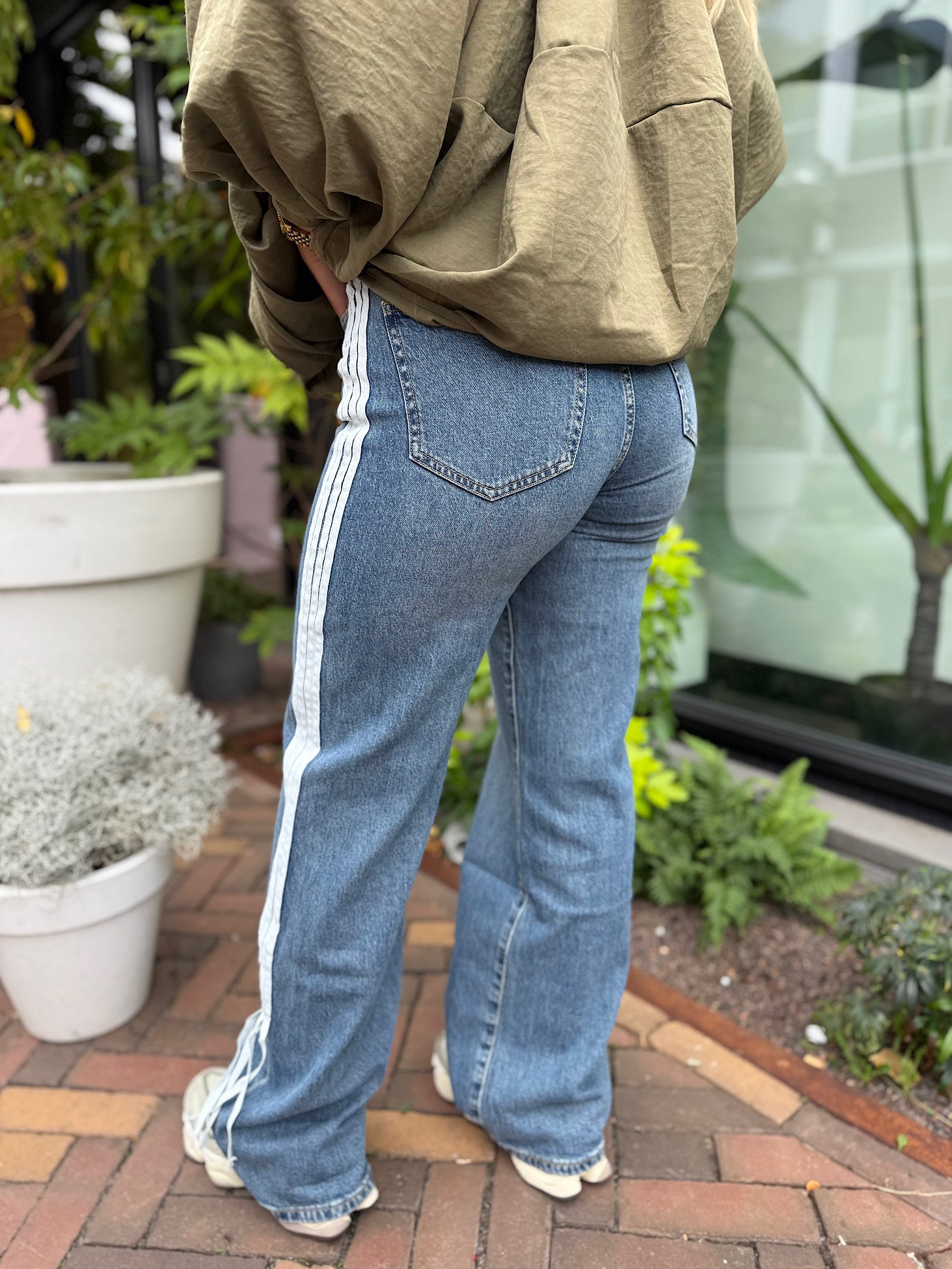 Donkerblauwe jeans met strepen en strik