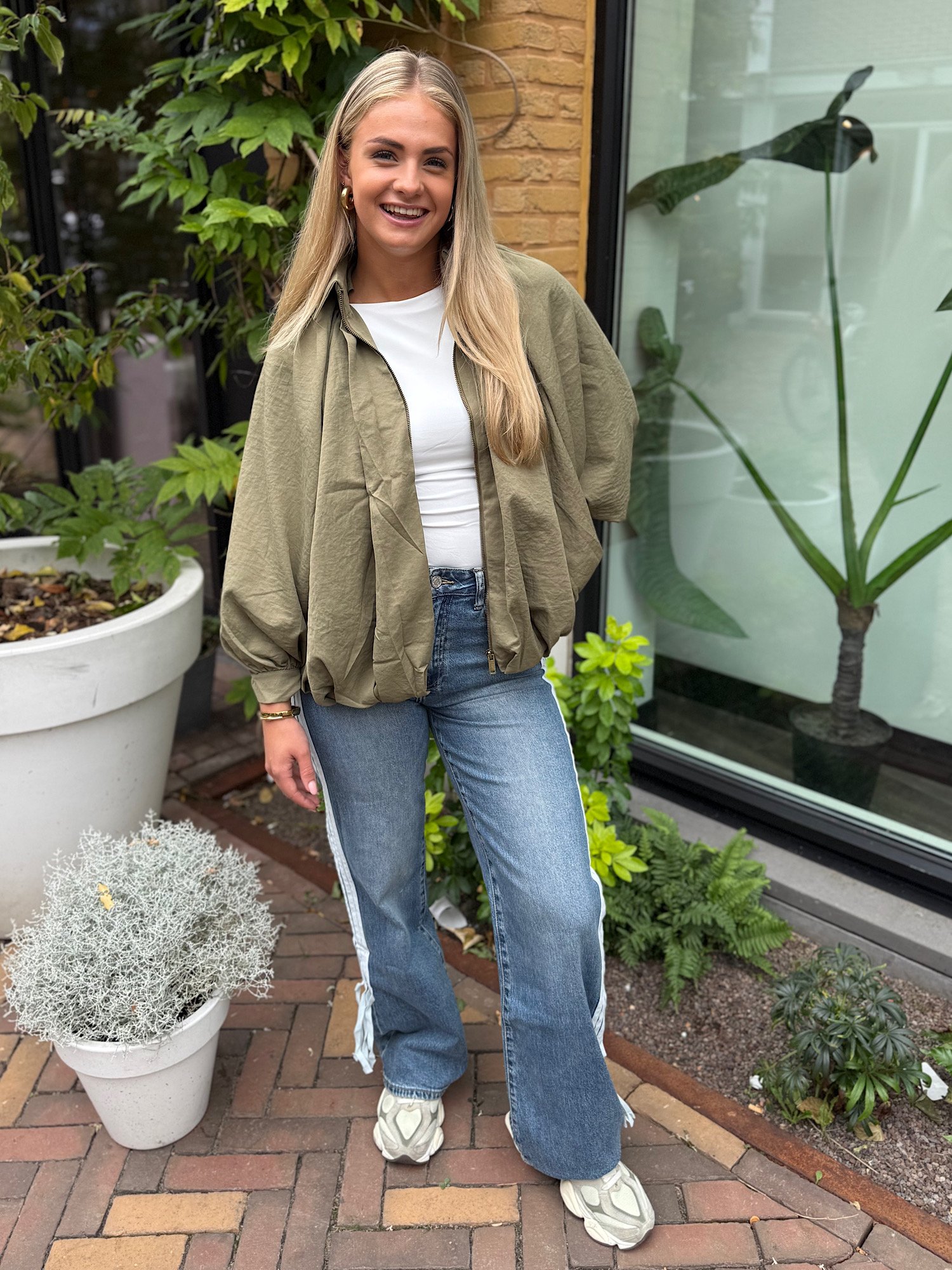 Donkerblauwe jeans met strepen en strik