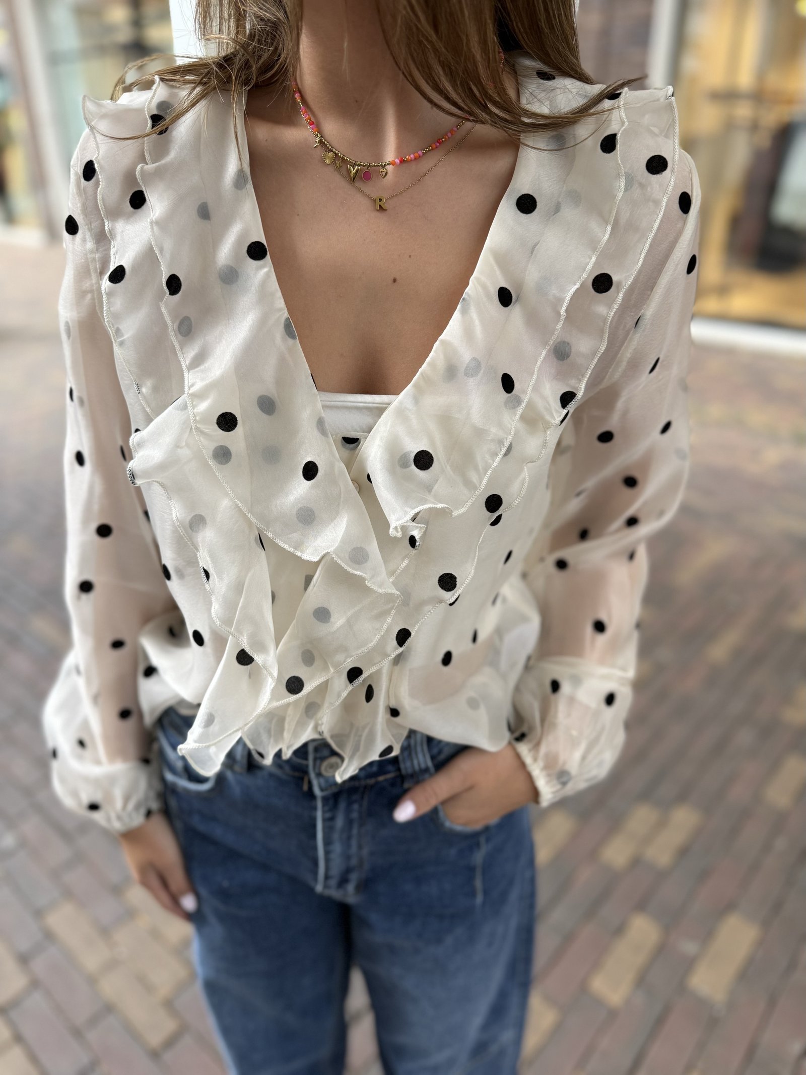 Ecru stippen blouse met volants