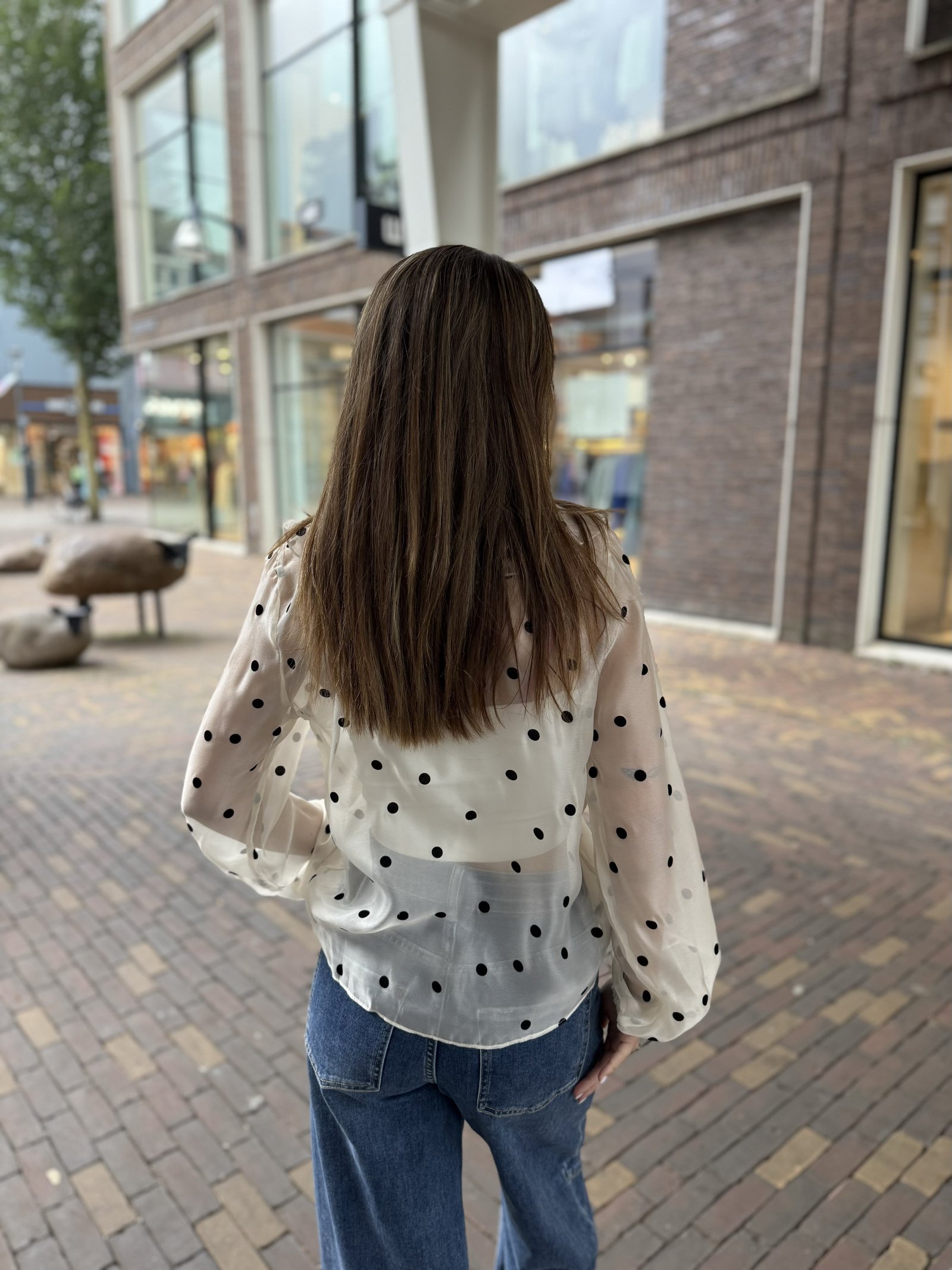 Ecru stippen blouse met volants