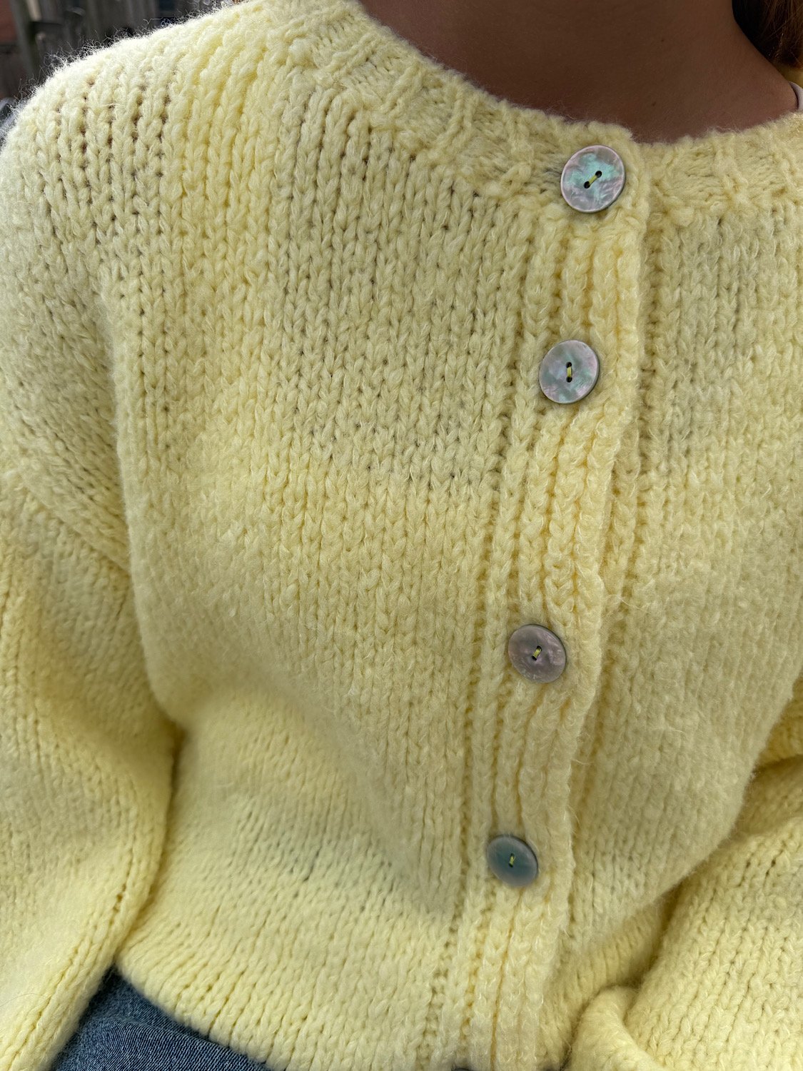Gebreid vest met knoopjes Saar - Geel