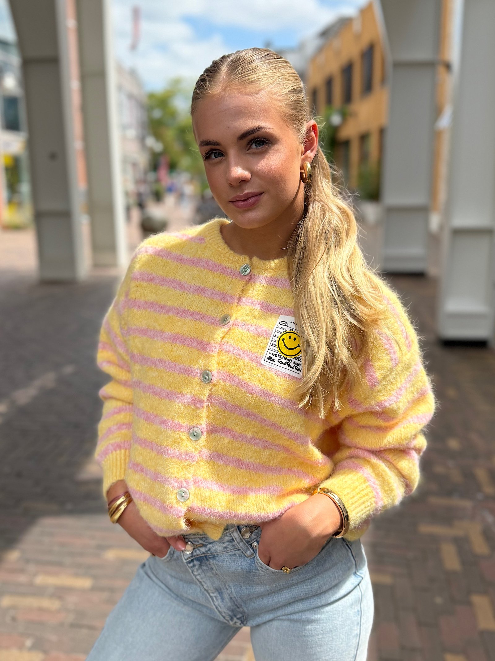 Geel/ roze gestreept gebreid vest