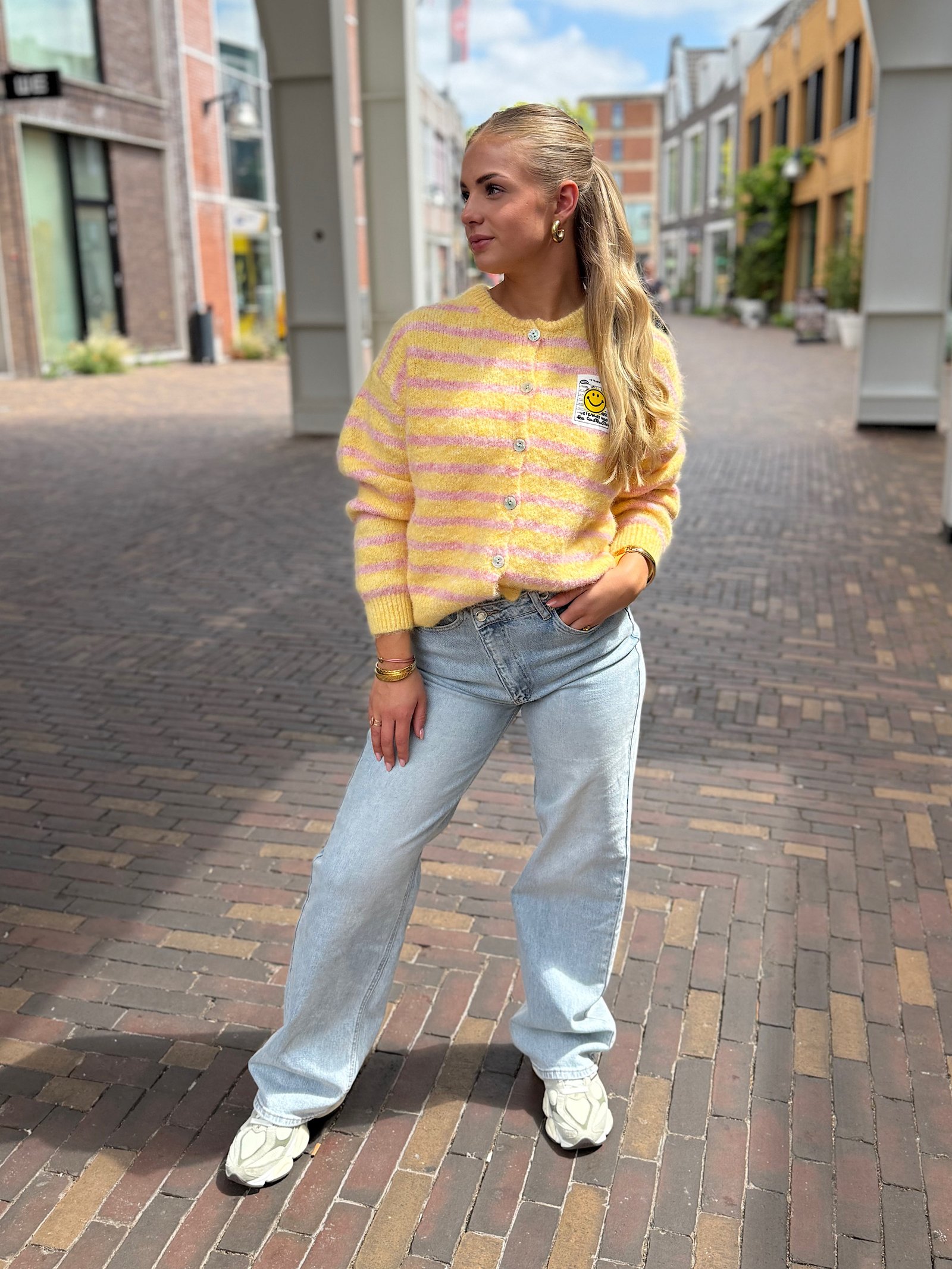 Geel/ roze gestreept gebreid vest