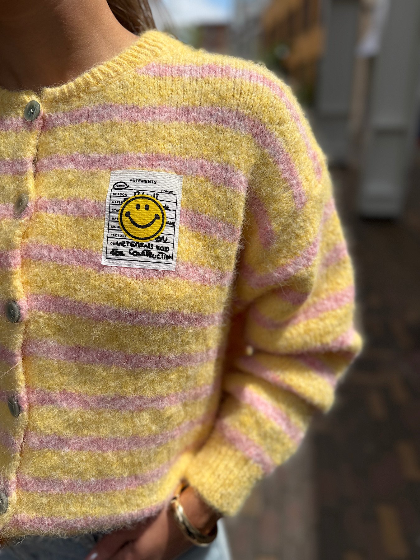 Geel/ roze gestreept gebreid vest