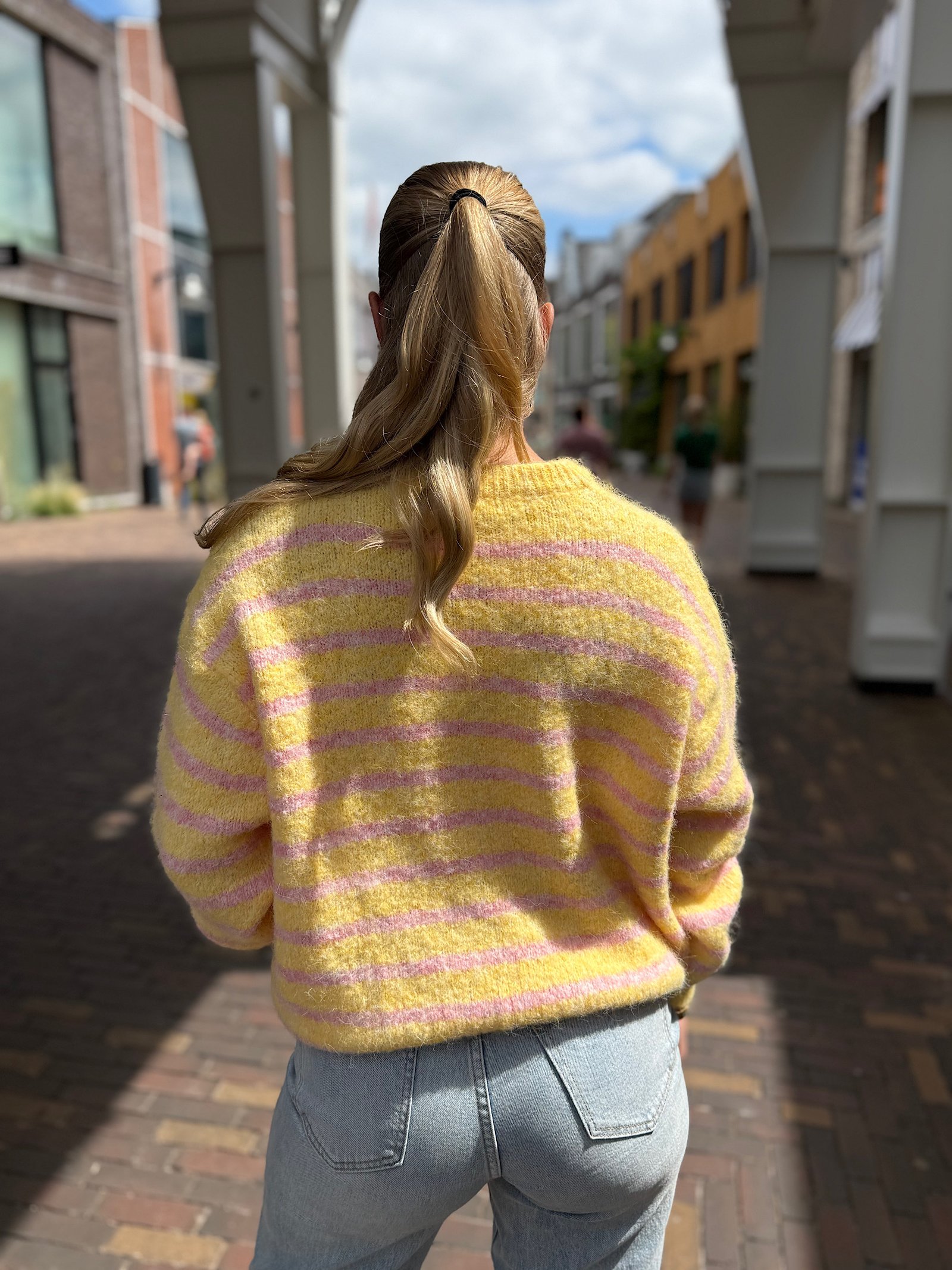 Geel/ roze gestreept gebreid vest