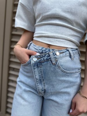 Lichtblauwe jeans met asymmetrische sluiting 3561