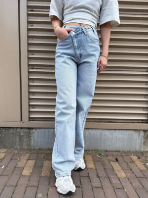 Lichtblauwe jeans met asymmetrische sluiting 3561
