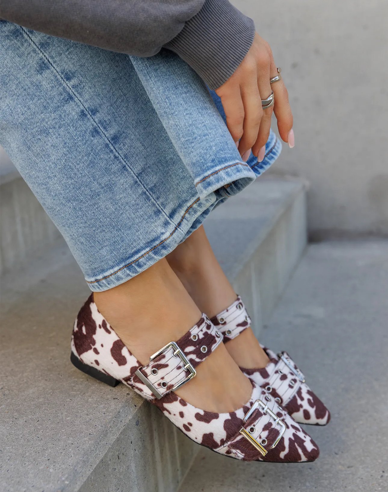 Puntige loafers met riempjes en koeienprint