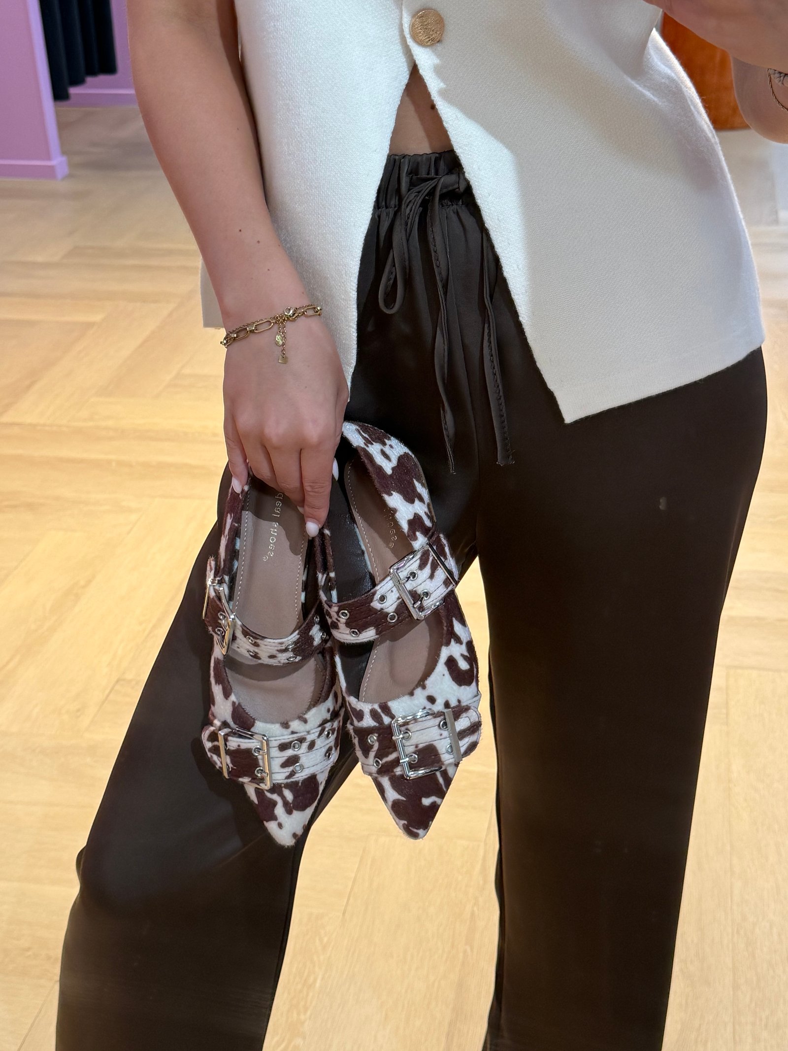 Puntige loafers met riempjes en koeienprint