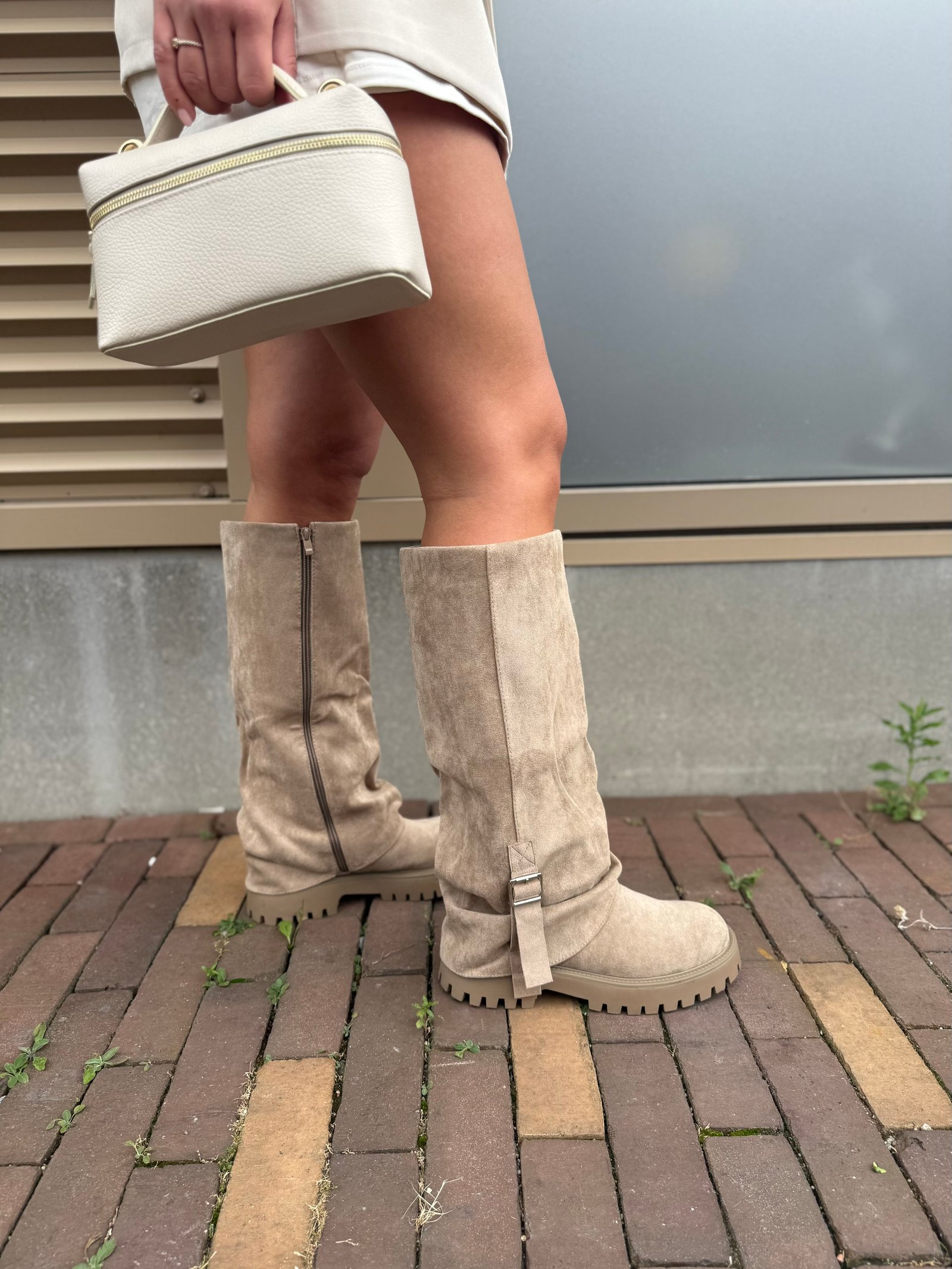 Taupe chunky boots met overlay