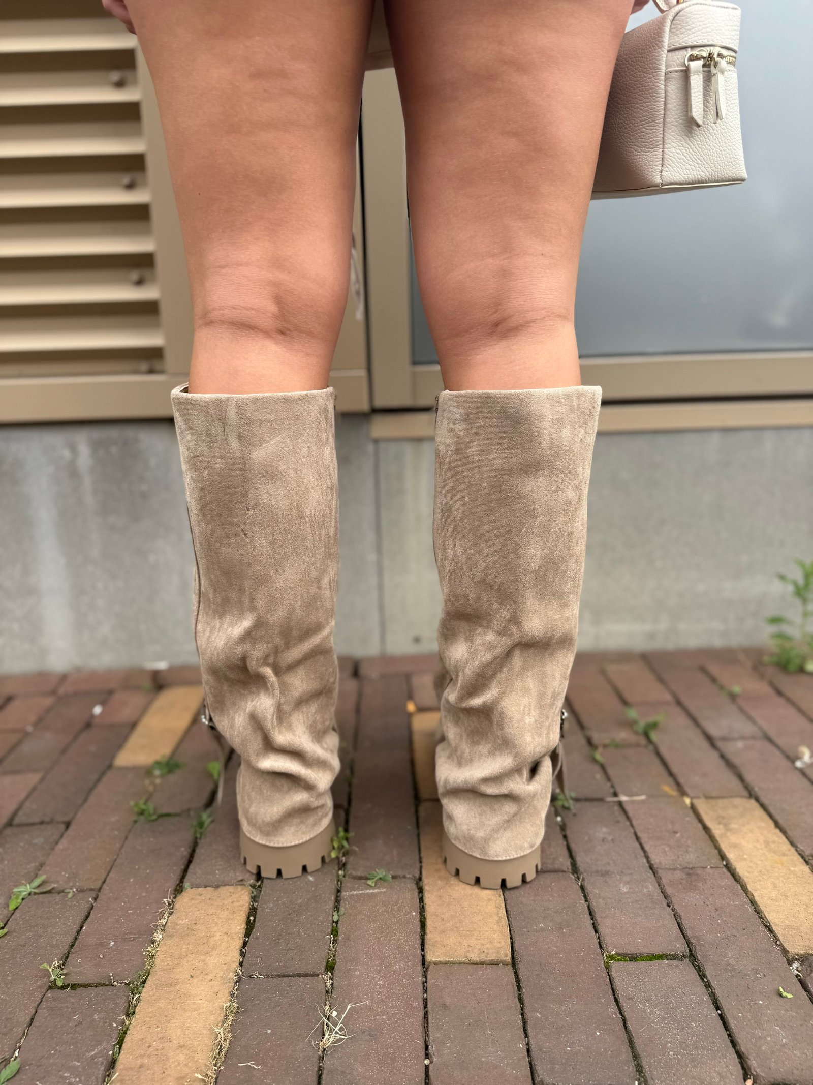 Taupe chunky boots met overlay