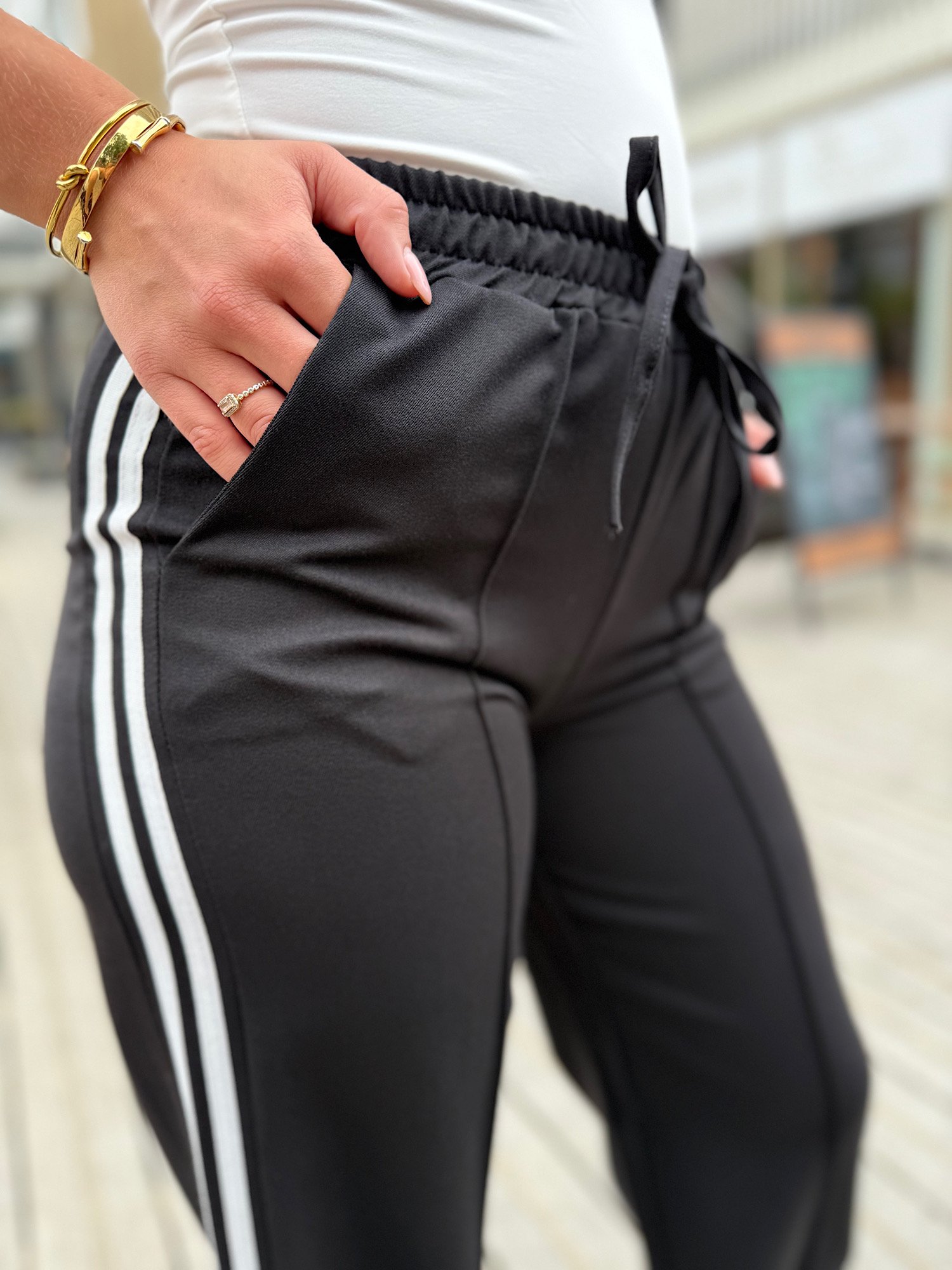 ZM - Zwarte wide leg met strepen Novi