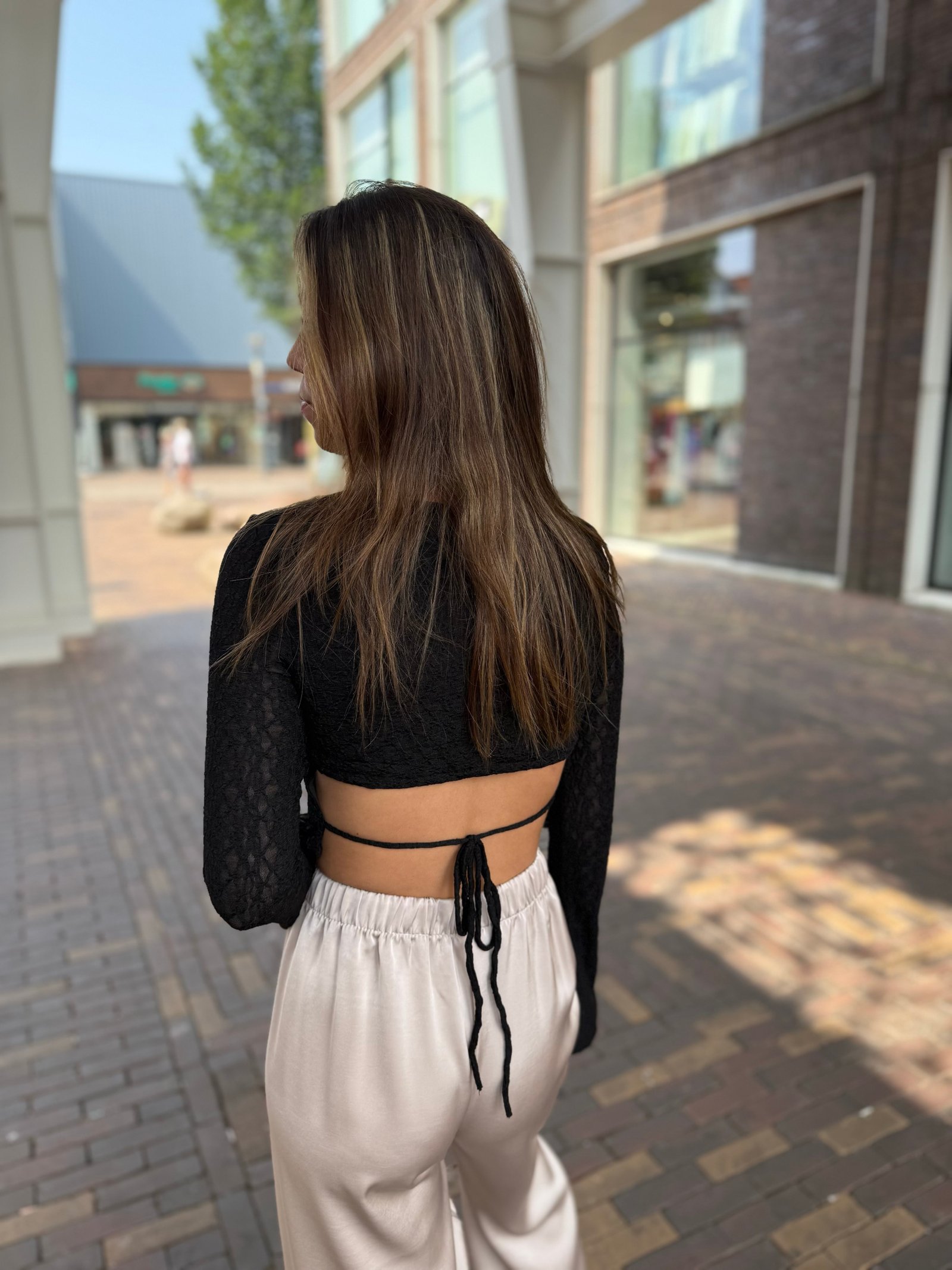 Zwart kanten top met open rug Minthe