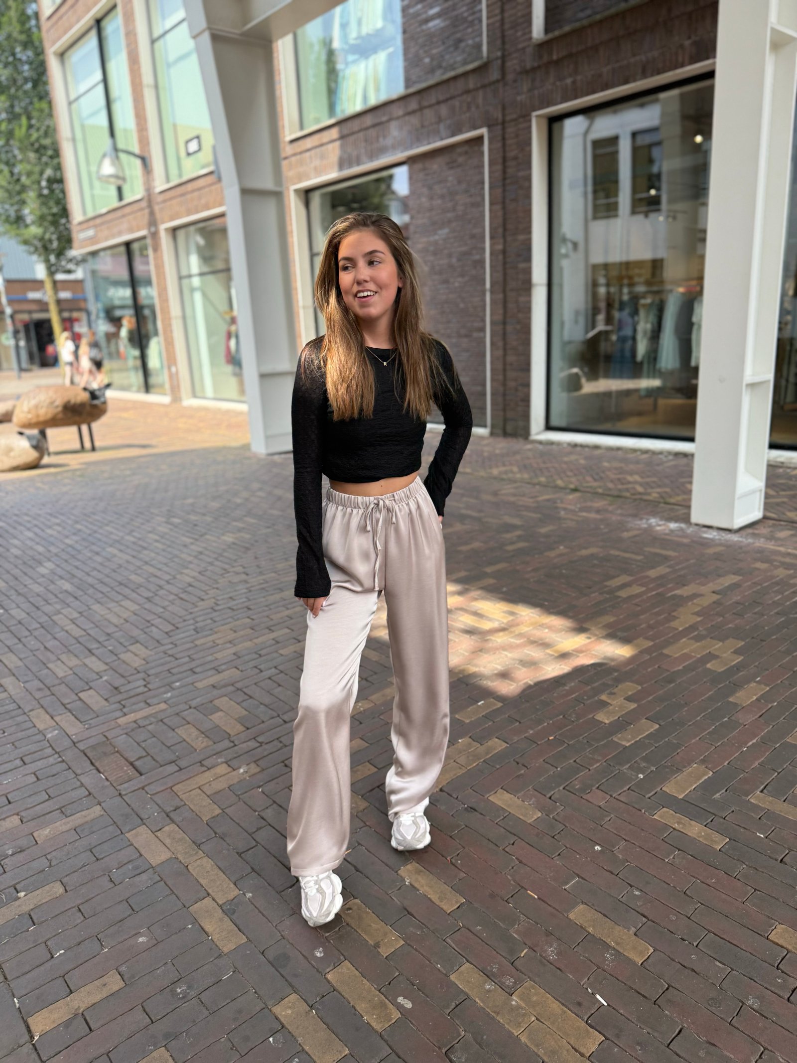 Zwart kanten top met open rug Minthe