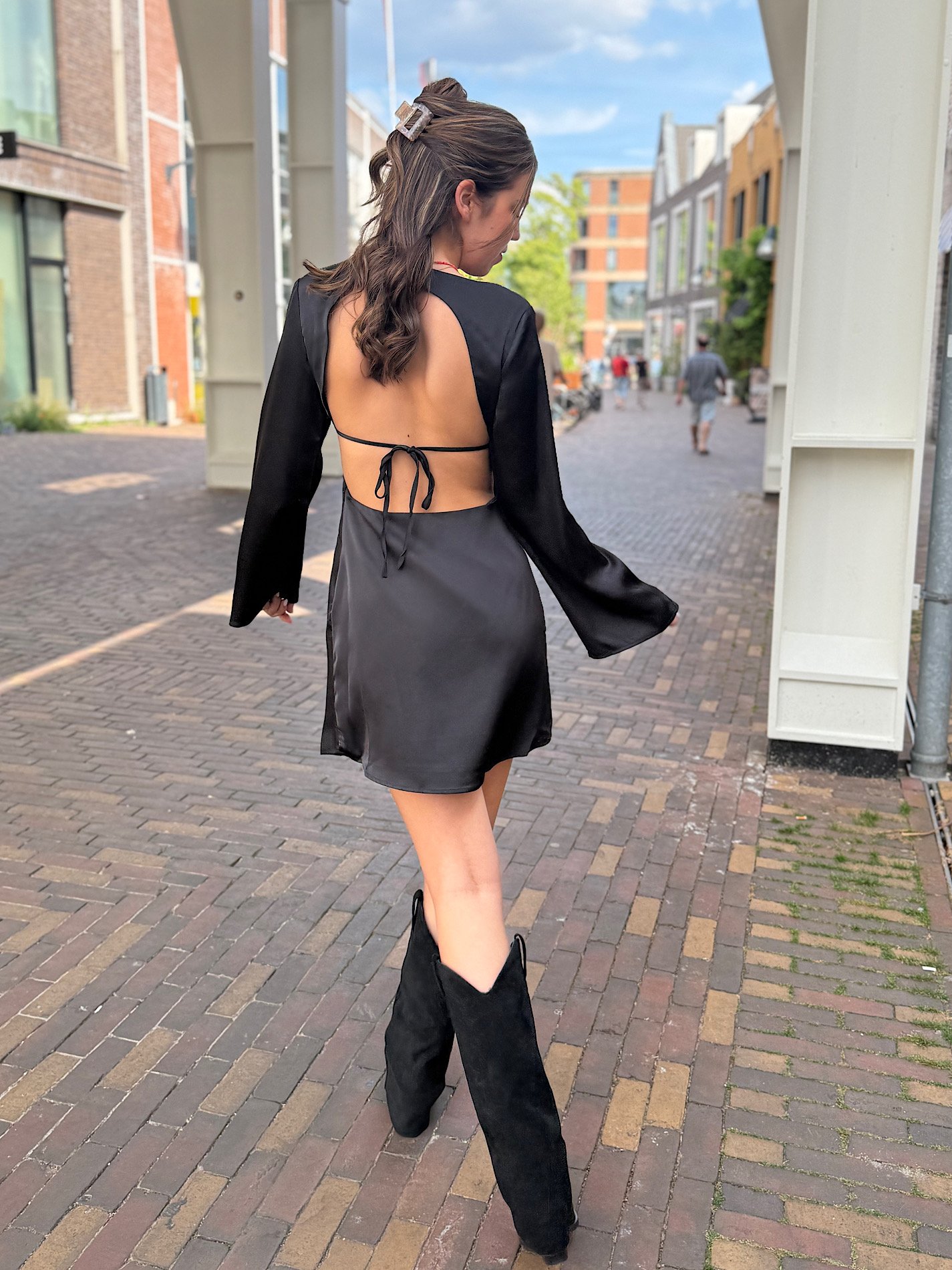 Zwart satijn jurkje met open rug