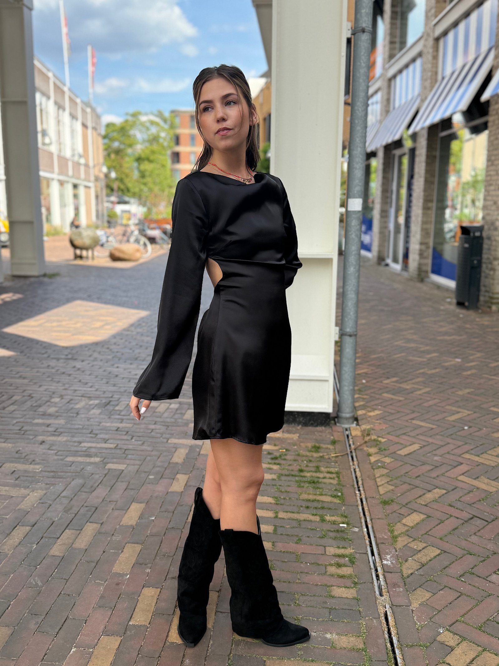 Zwart satijn jurkje met open rug