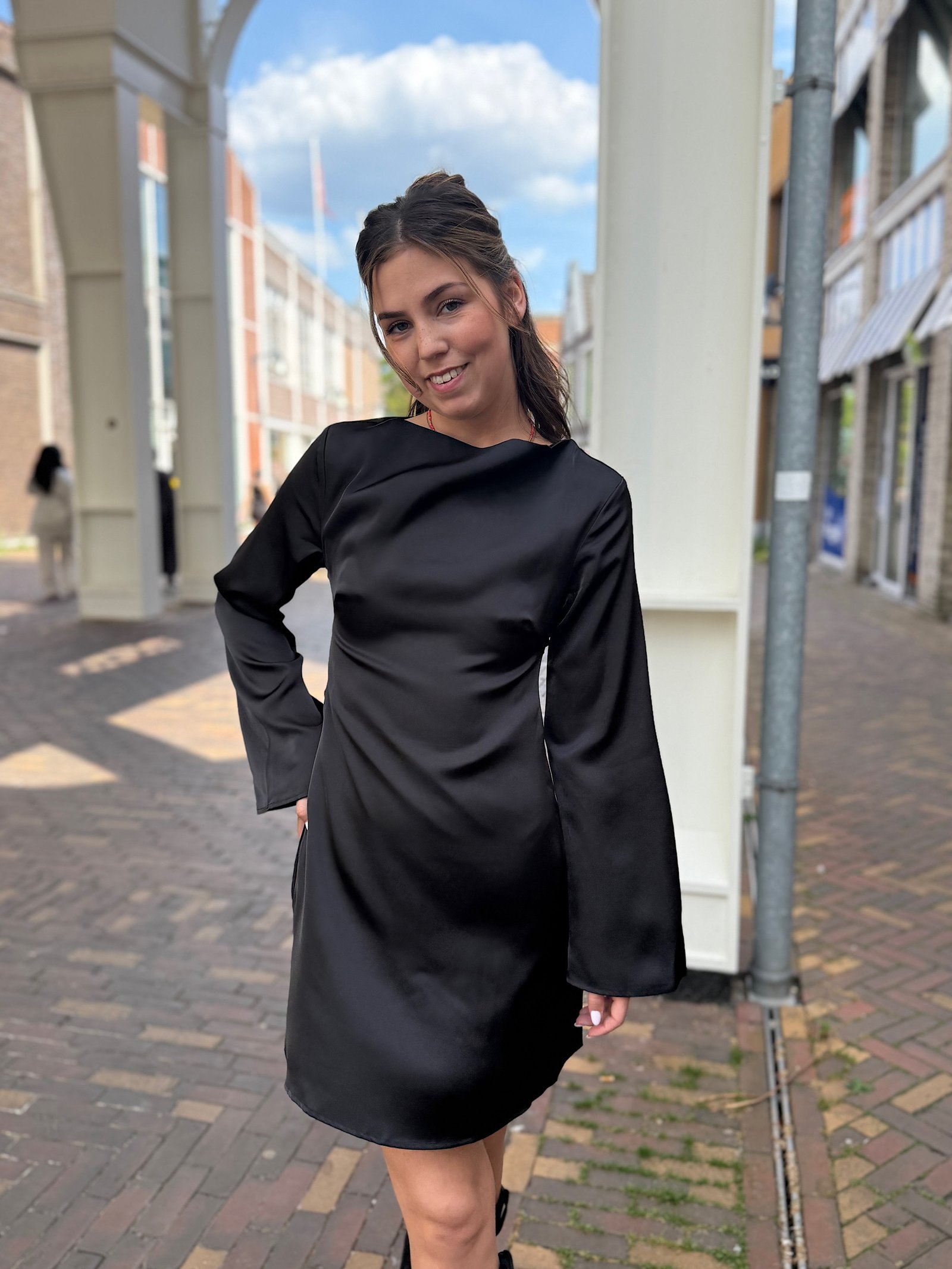 Zwart satijn jurkje met open rug