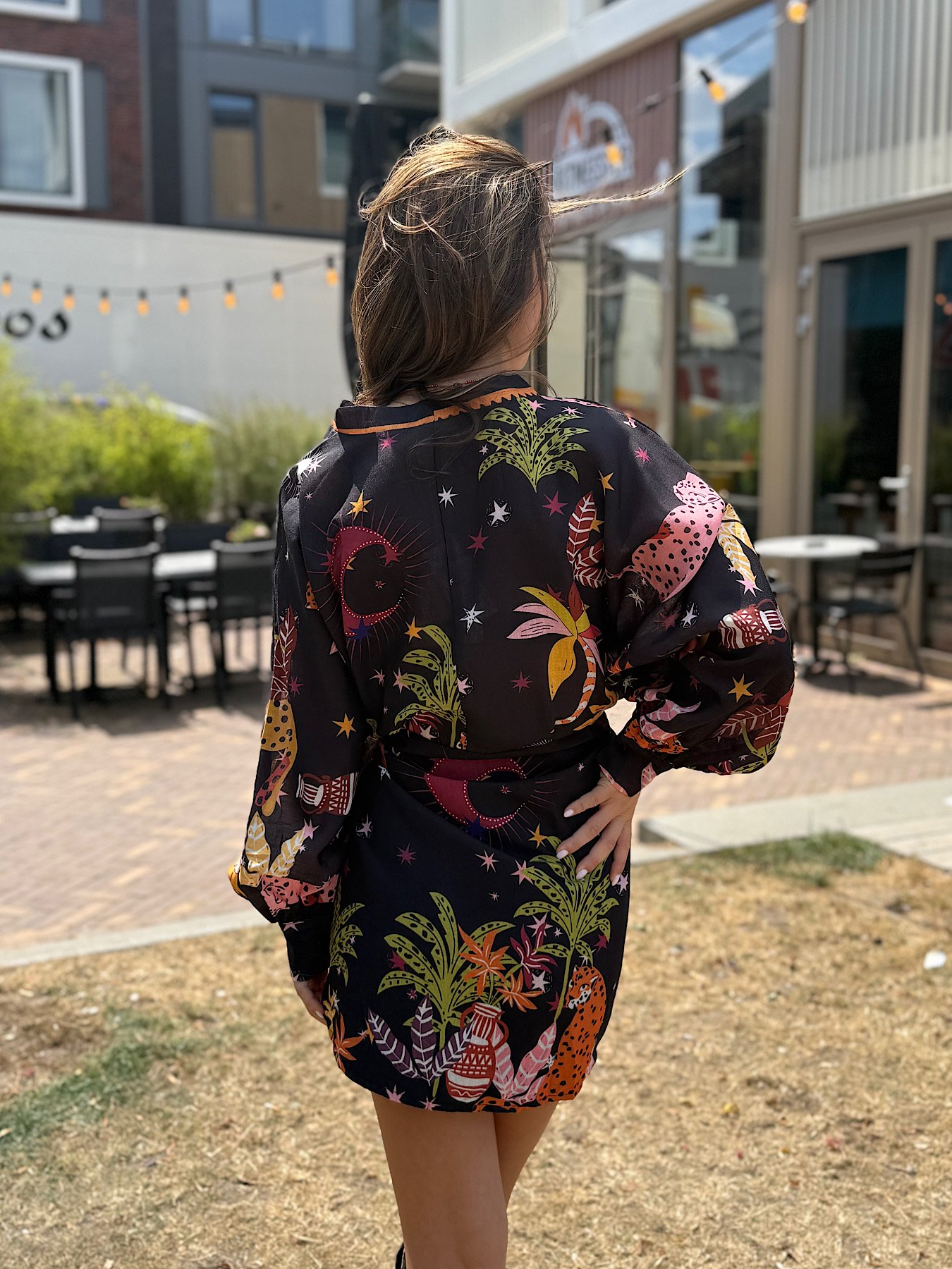 Zwarte astro print overslag jurk