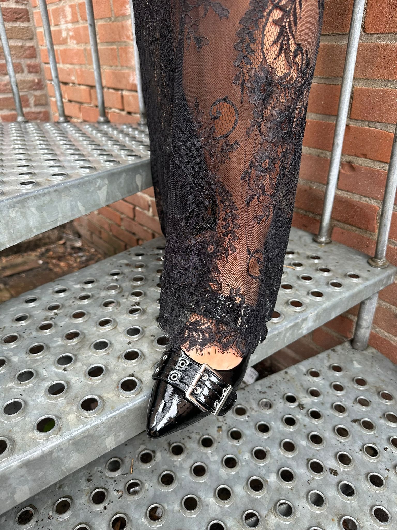 Zwarte puntige loafers met riempjes