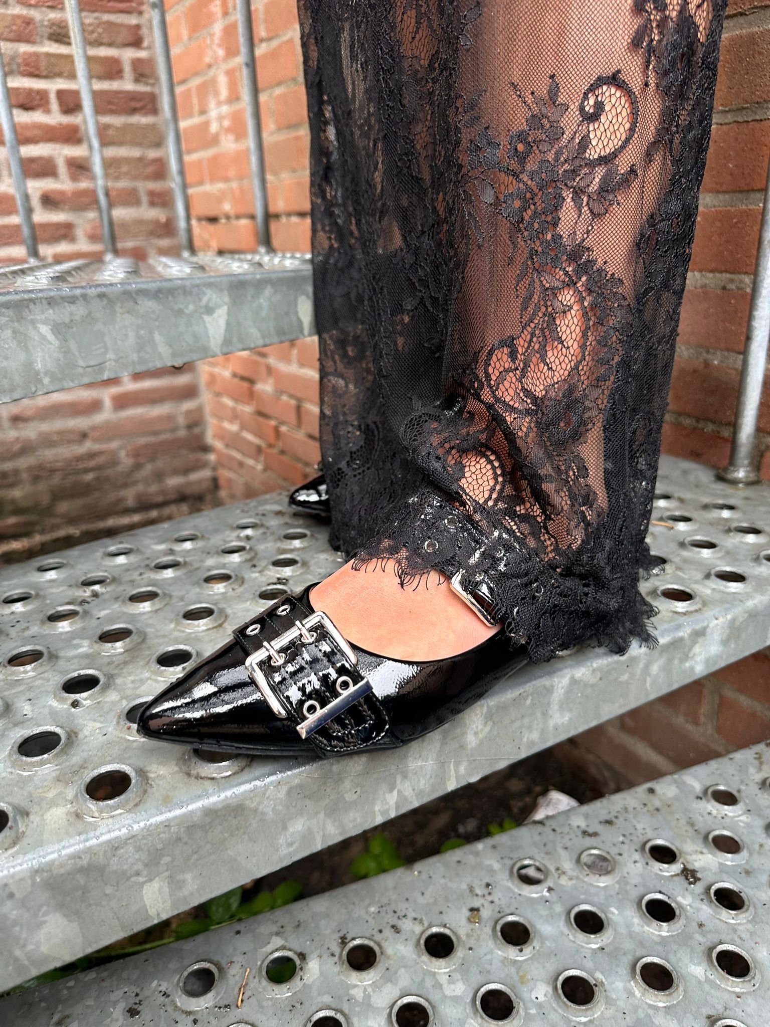 Zwarte puntige loafers met riempjes