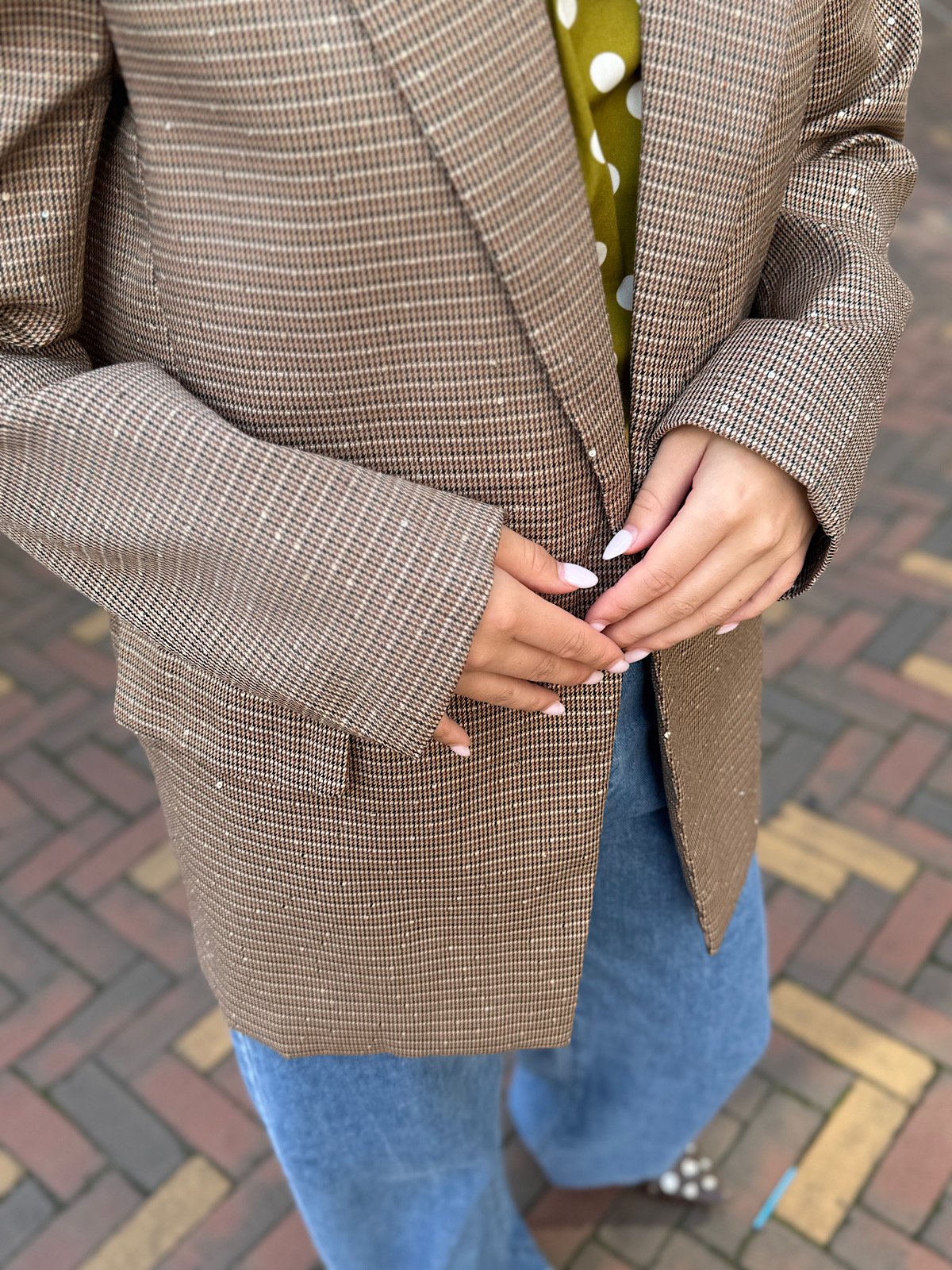 Camel geruite blazer met glitters