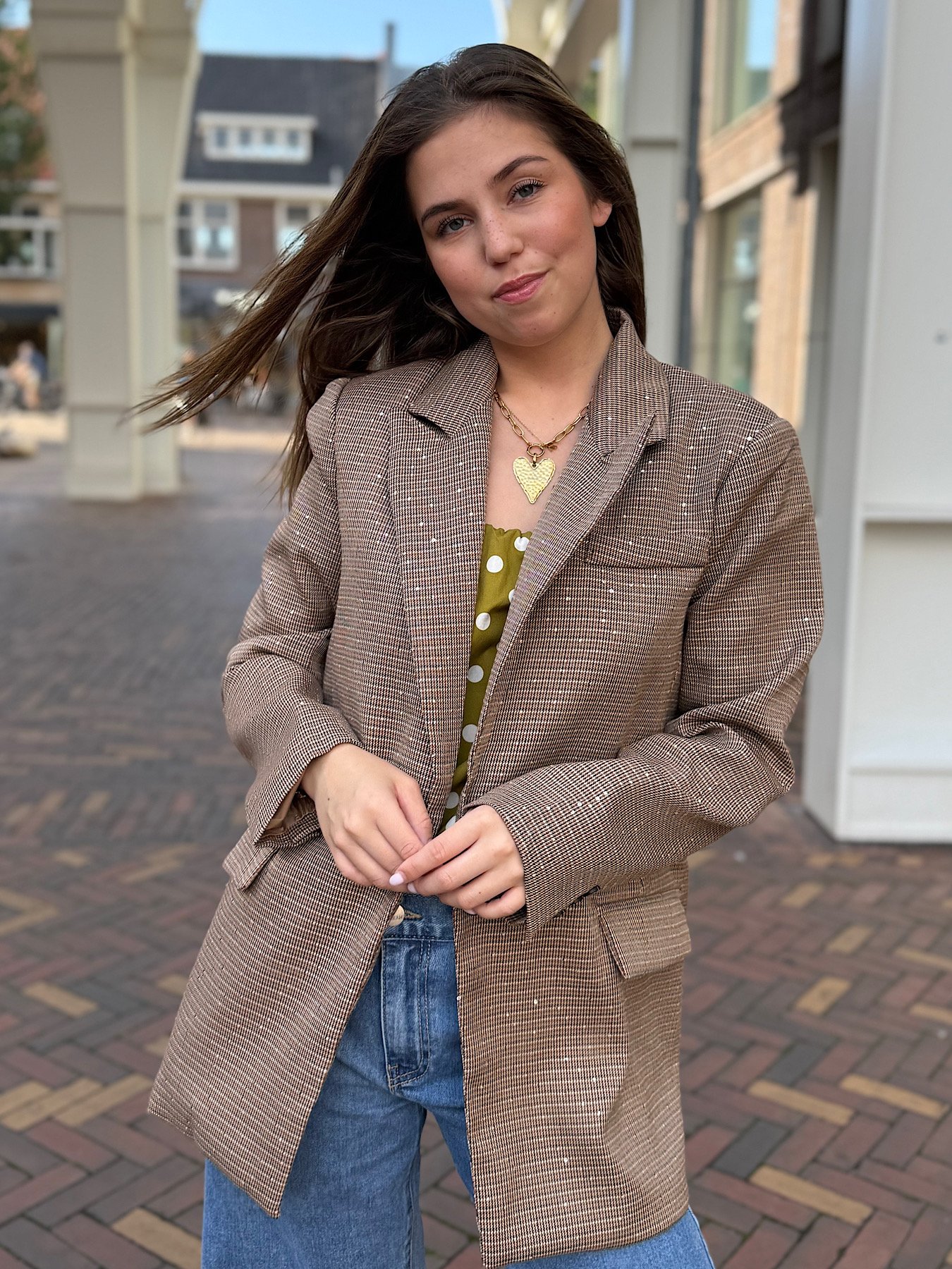 Camel geruite blazer met glitters