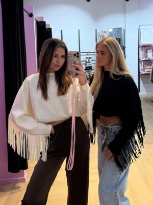 Ecru sweater met fringe