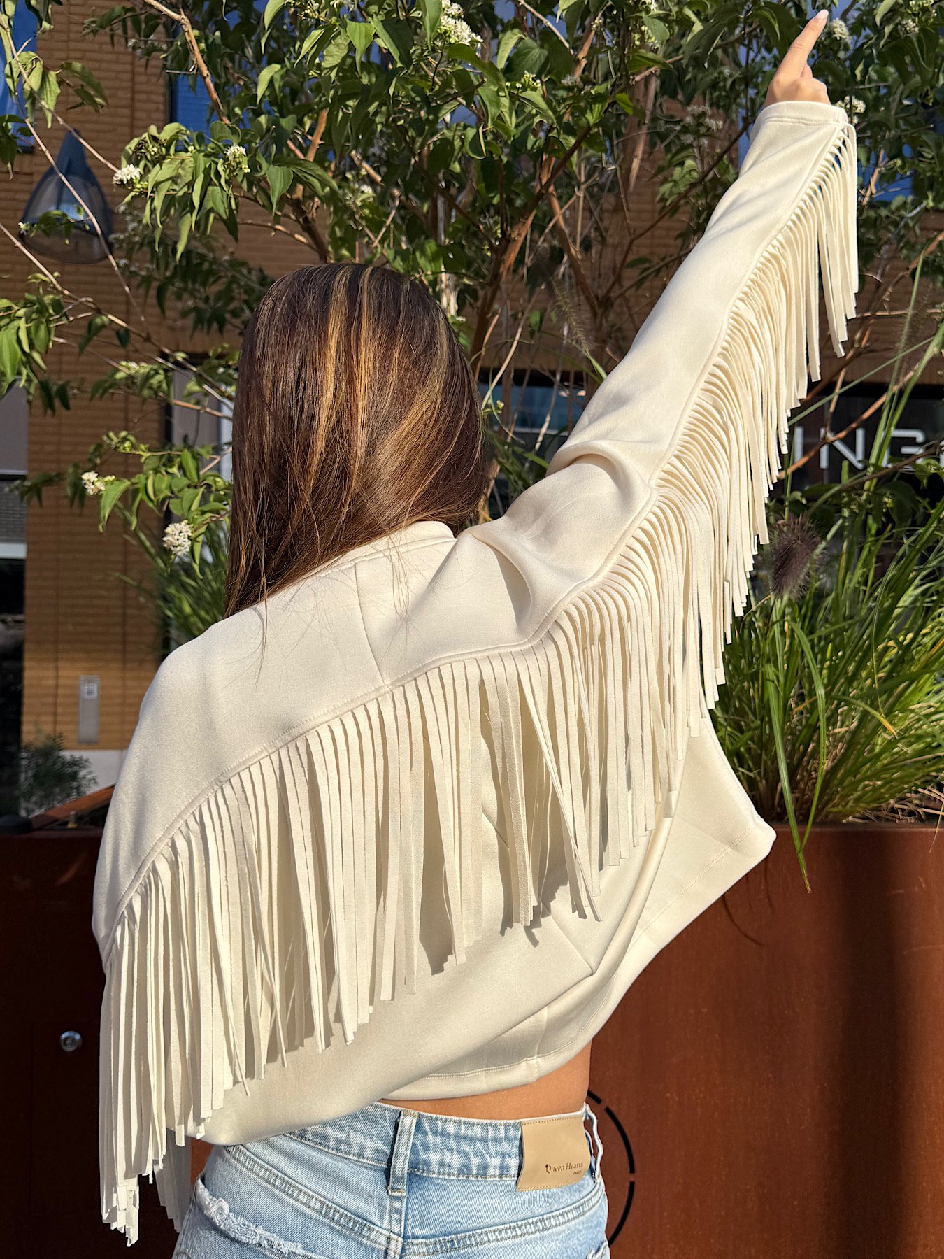 Ecru sweater met fringe