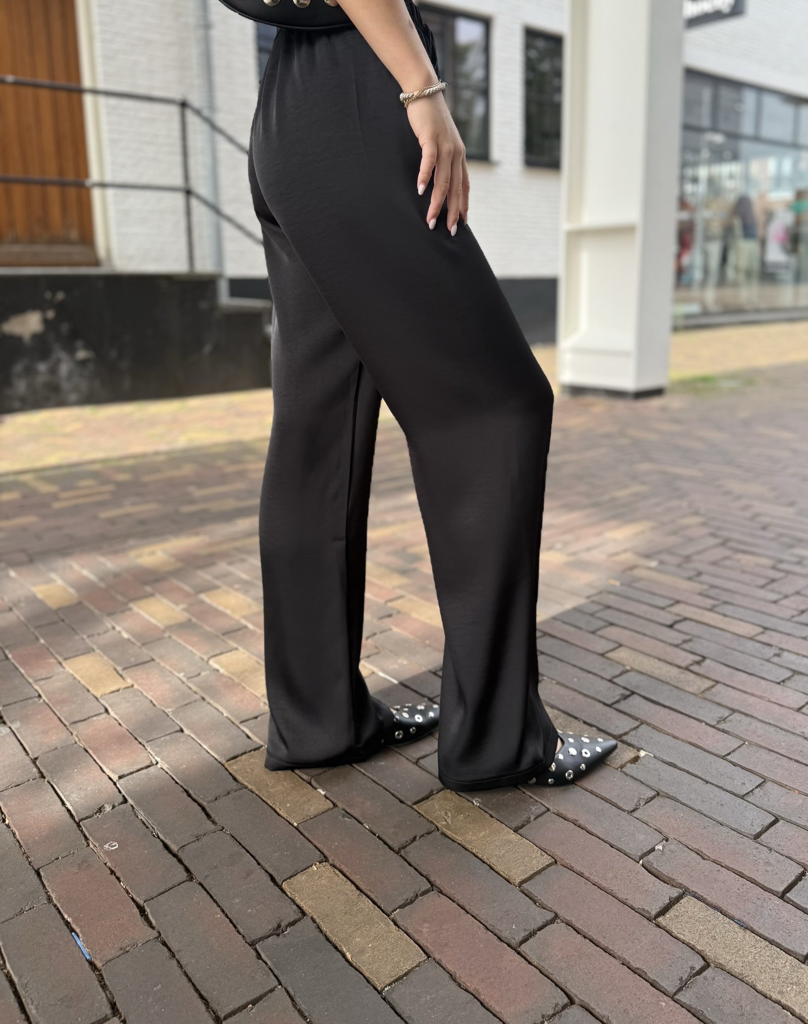 Zwart satijnen wide leg broek Léanne
