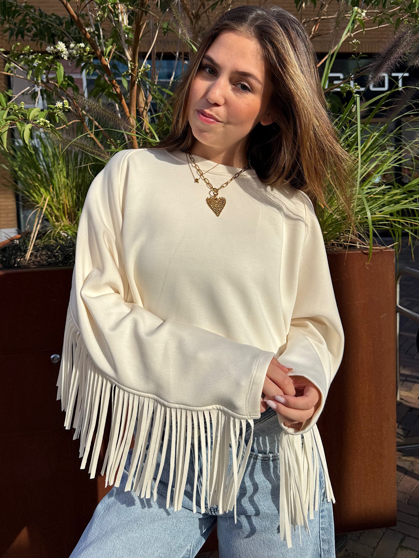 Ecru sweater met fringe