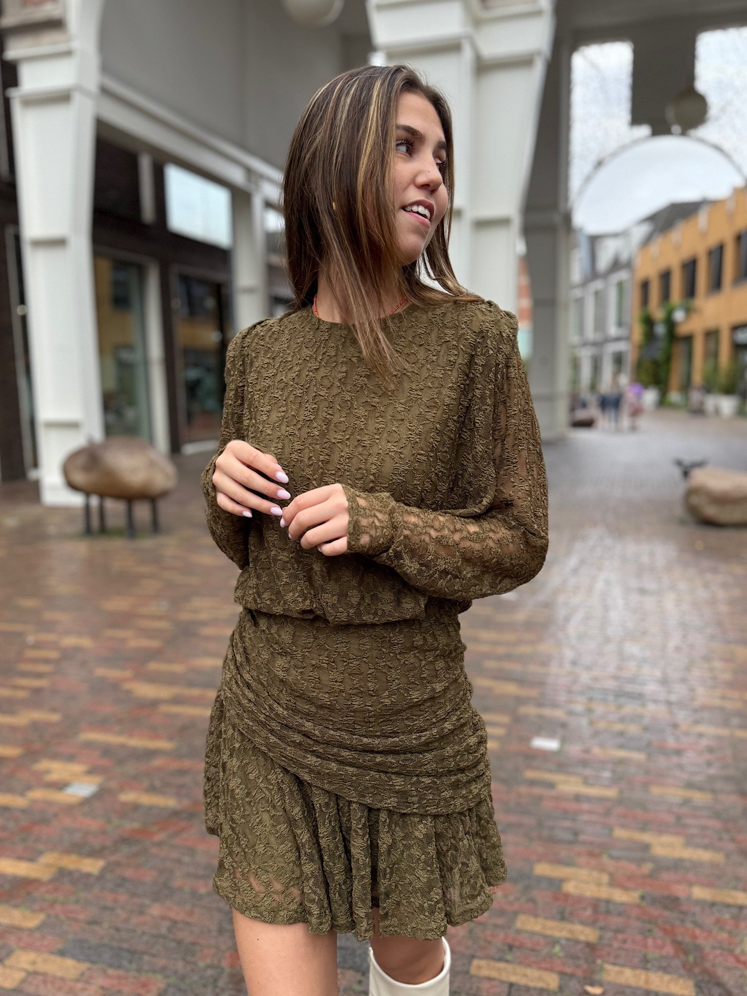 Olijfgroene kanten jurkje Hind