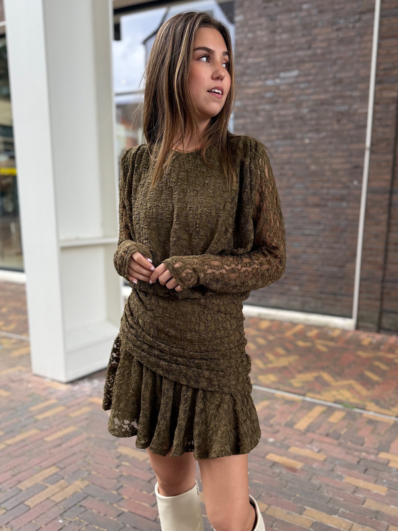 Olijfgroene kanten jurkje Hind