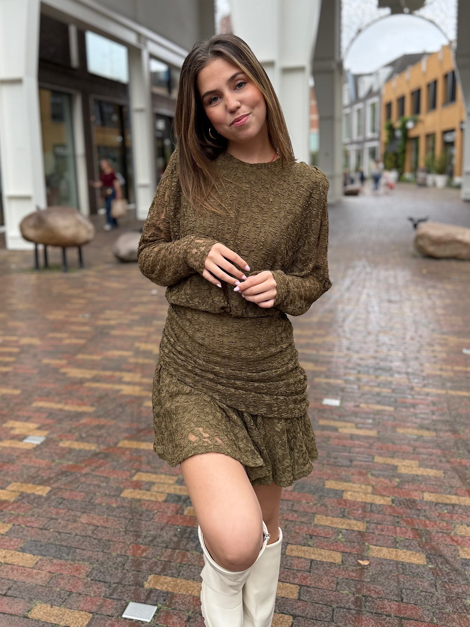 Olijfgroene kanten jurkje Hind